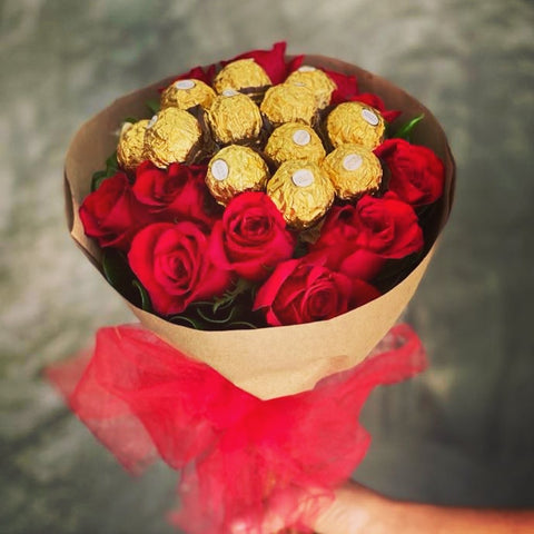 Detalle dulce con 12 rosas rojas y chocolates