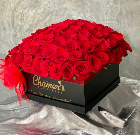 Caja clásica con 100 rosas rojas